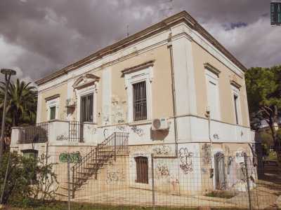 ...e l�altra, appunto, i servizi igienici. Quest�ultima si presenta come un elegante edificio neoclassico di color giallino, purtroppo deturpato da numerose scritte realizzate da improvvisati graffitari